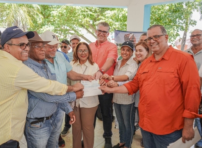 Gobierno auxilia ganadero al que rayo le mató 17 vacas en Loma de Cabrera.