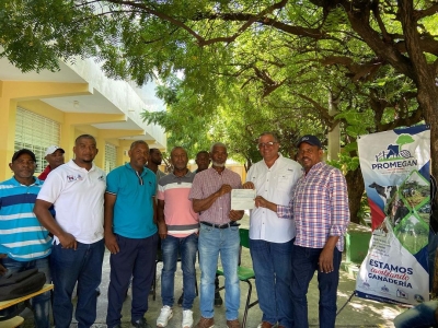 Entrega aporte económico de parte del Proyecto de Mejoramiento de la Ganadería (PROMEGAN), a la Asociación de Ganaderos de Galván, en la provincia Bahoruco