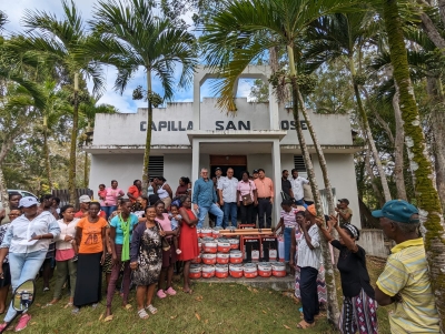 Regresamos al Batey Las Pajas, Hato Mayor, específicamente en la Capilla San José, y entregamos alambre de púa, planchas de zinc ondulado, fumigadoras y otras herramientas de uso diario, a pequeños productores de esa apartada comunidad.