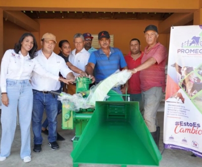 Entrega de una picadora para contribuir con los ensilajes de más de 50 socios de la Asociación de Ganaderos de Cordero, en Santiago Rodríguez