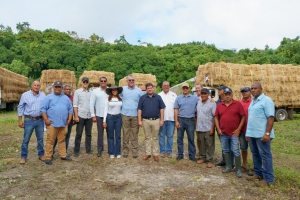 ENTREGA DE JEEPS Y PACAS DE PASTO A TÉCNICOS Y PRODUCTORES DE CABRERA, PROVINCIA MARÍA TRINIDAD SÁNCHEZ