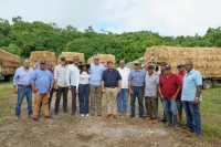ENTREGA DE JEEPS Y PACAS DE PASTO A TÉCNICOS Y PRODUCTORES DE CABRERA, PROVINCIA MARÍA TRINIDAD SÁNCHEZ