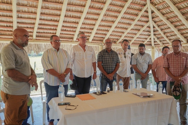 Ejecutivos del Proyecto de Mejoramiento de la Ganadería (PROMEGAN), se reunieron con técnicos del proyecto y ganaderos de Aminilla, municipio Partido, en Dajabón