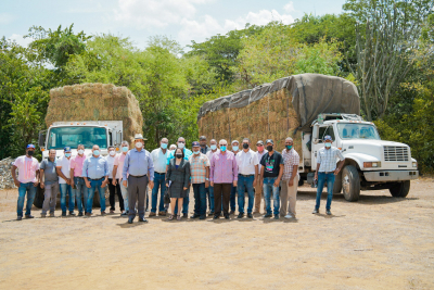 REALIZAN ENTREGAS DE PACAS PARA MITIGAR LOS EFECTOS DE LA SEQUIA EN LA LINEA NOROESTE